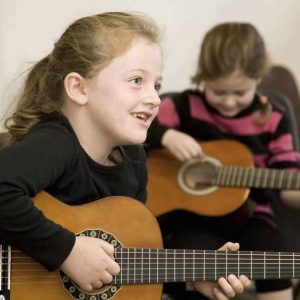 آموزش گیتار کودکان ، کلاس آموزش گیتار ، آموزشگاه موسیقی ، بهترین آموزشگاه موسیقی