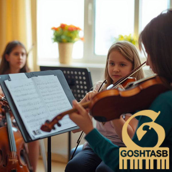 استاد در حال آموزش ویولن به کودک ۵ ساله در نیاوران
